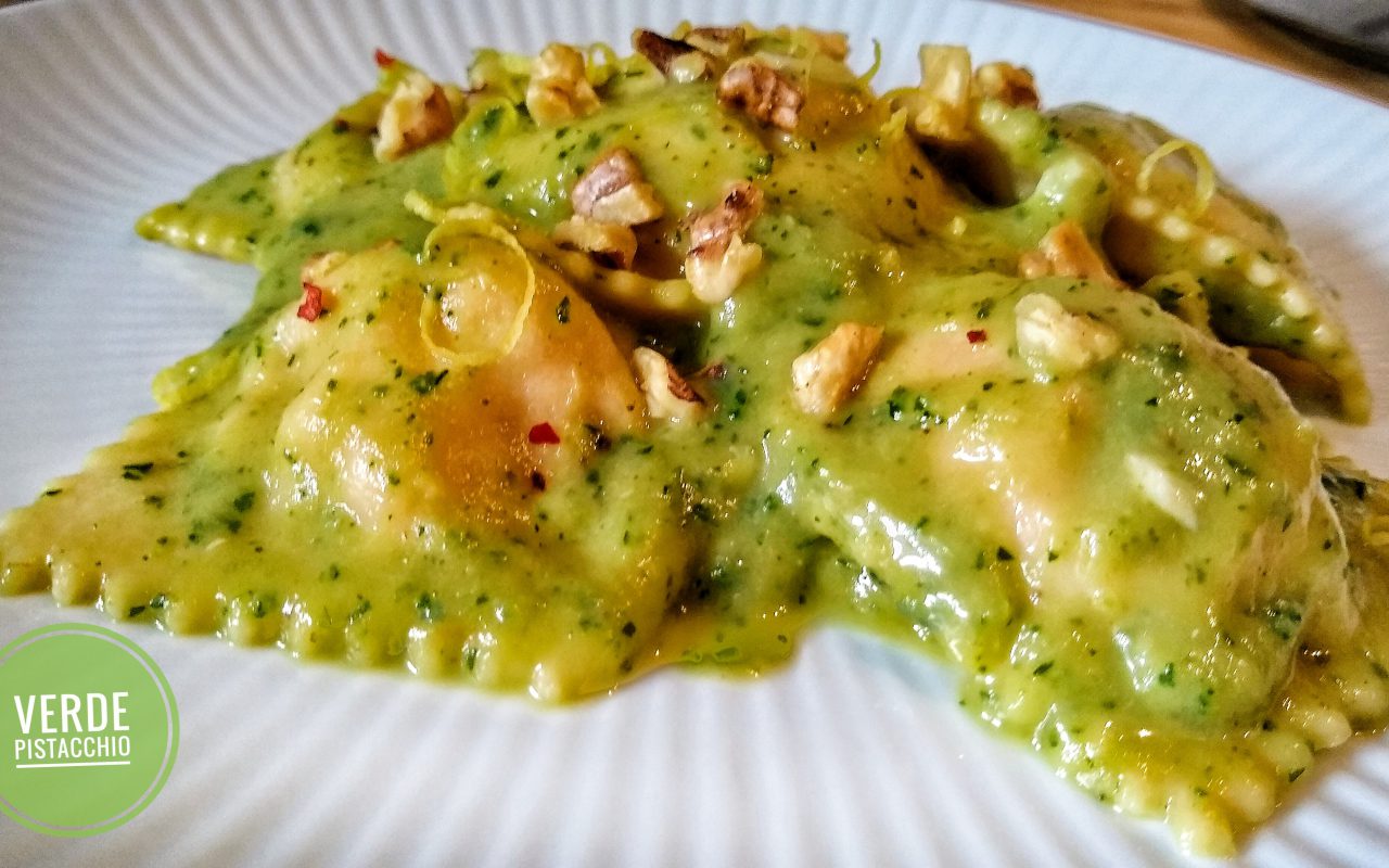 Ravioli di merluzzo con salsa di zucchine aromatizzata al limone e noci tostate