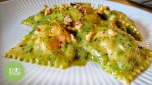 Ravioli di merluzzo con salsa di zucchine aromatizzata al limone e noci tostate