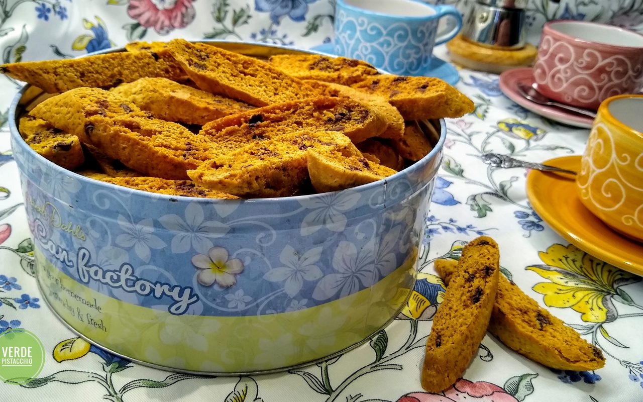 Cantucci all’arancia, curcuma e gocce di cioccolato